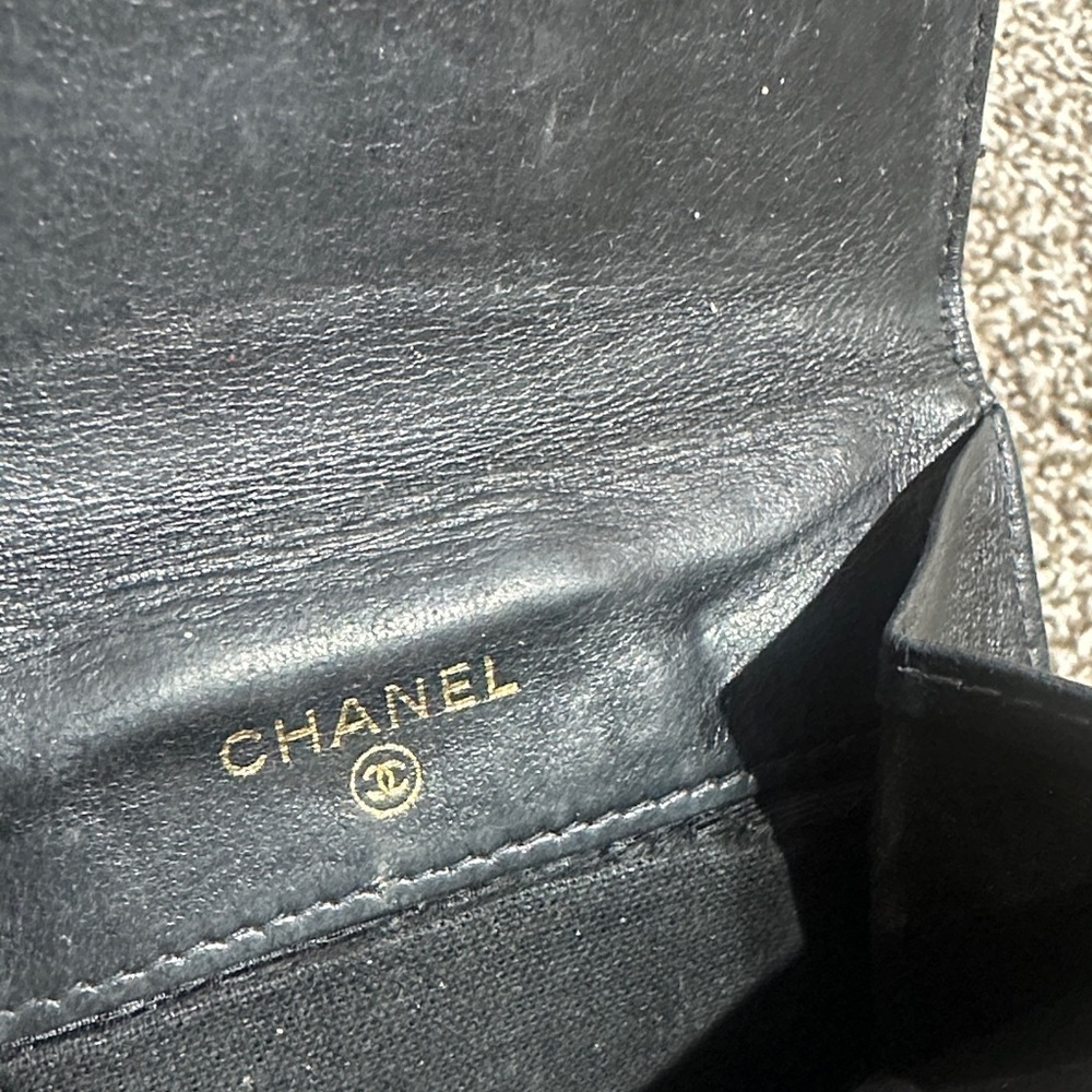 CHANEL AUTHENTIC Black Caviar Leather Card Holder with Embossed CC - Picture 7 of 16